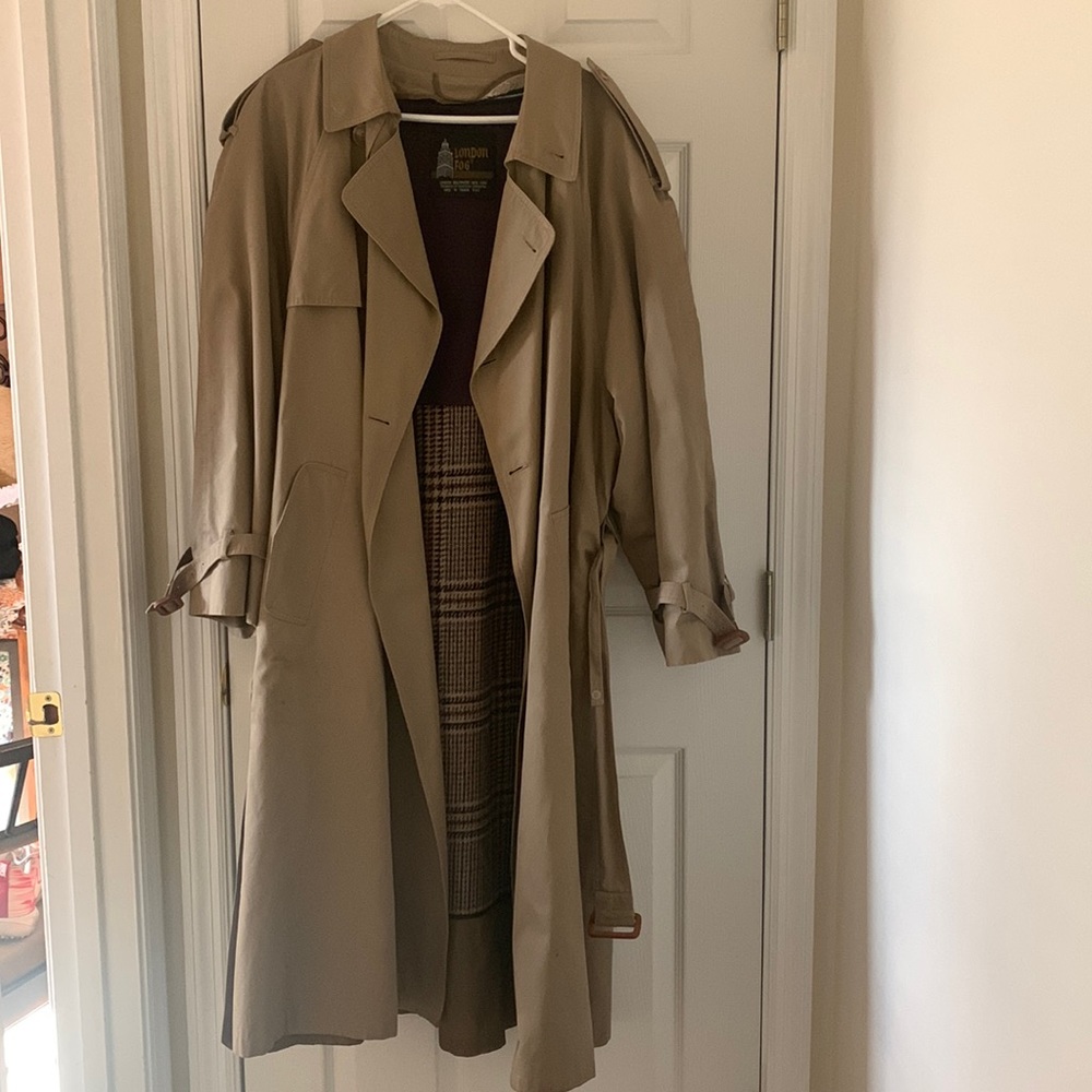 Men’s LONDON FOG COAT. Good condition. Size 44- Dark Taupe color.